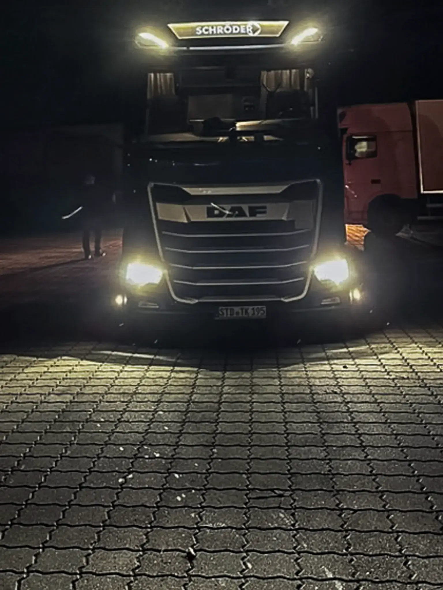 2024-01-03_schroeder-transporte.com_DAF nacht